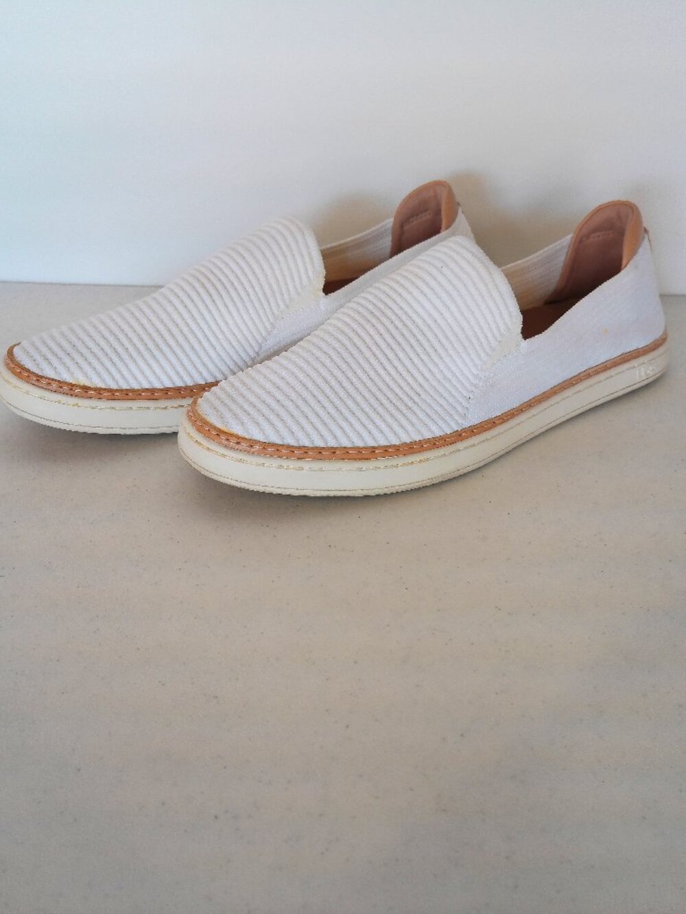 UGG Sammy Ribbed Knit Sneakers Size 8 White & Tan - Picture 4 of 12